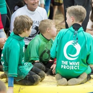 Kate Middleton et le prince William ont achevé leur journée d'activités publiques en Cornouailles, le 1er septembre 2016, sur la plage Towan, à Newquay, à l'occasion d'une session d'initiation au surf organisée par l'association Wave Project.