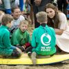 Kate Middleton et le prince William ont achevé leur journée d'activités publiques en Cornouailles, le 1er septembre 2016, sur la plage Towan, à Newquay, à l'occasion d'une session d'initiation au surf organisée par l'association Wave Project.