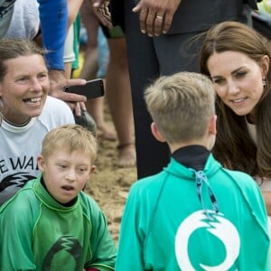 Kate Middleton et le prince William ont achevé leur journée d'activités publiques en Cornouailles, le 1er septembre 2016, sur la plage Towan, à Newquay, à l'occasion d'une session d'initiation au surf organisée par l'association Wave Project.