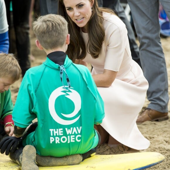 Kate Middleton et le prince William ont achevé leur journée d'activités publiques en Cornouailles, le 1er septembre 2016, sur la plage Towan, à Newquay, à l'occasion d'une session d'initiation au surf organisée par l'association Wave Project.