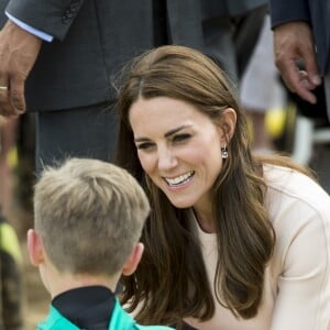 Kate Middleton et le prince William ont achevé leur journée d'activités publiques en Cornouailles, le 1er septembre 2016, sur la plage Towan, à Newquay, à l'occasion d'une session d'initiation au surf organisée par l'association Wave Project.