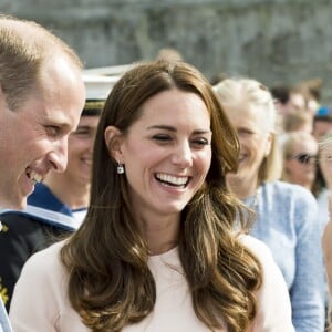 Kate Middleton et le prince William ont achevé leur journée d'activités publiques en Cornouailles, le 1er septembre 2016, sur la plage Towan, à Newquay, à l'occasion d'une session d'initiation au surf organisée par l'association Wave Project.