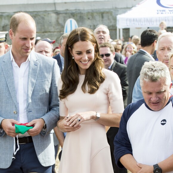 Kate Middleton et le prince William ont achevé leur journée d'activités publiques en Cornouailles, le 1er septembre 2016, sur la plage Towan, à Newquay, à l'occasion d'une session d'initiation au surf organisée par l'association Wave Project.