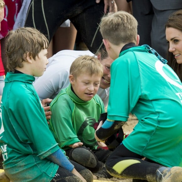 Kate Middleton et le prince William ont achevé leur journée d'activités publiques en Cornouailles, le 1er septembre 2016, sur la plage Towan, à Newquay, à l'occasion d'une session d'initiation au surf organisée par l'association Wave Project.