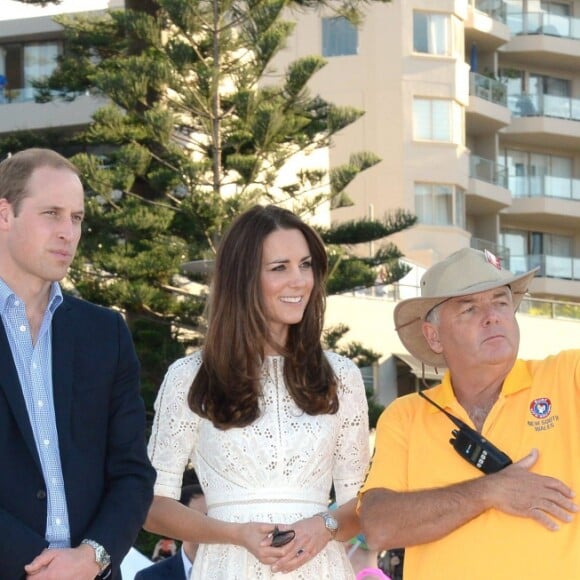 Le prince William et Kate Middleton, duc et duchesse de Cambridge, ont rencontré des surfeurs sur la plage de Manly à Sydney, le 18 avril 2014