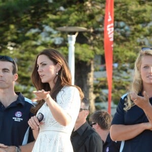 Le prince William et Kate Middleton, duc et duchesse de Cambridge, ont rencontré des surfeurs sur la plage de Manly à Sydney, le 18 avril 2014