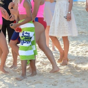 Le prince William et Kate Middleton, duc et duchesse de Cambridge, ont rencontré des surfeurs sur la plage de Manly à Sydney, le 18 avril 2014