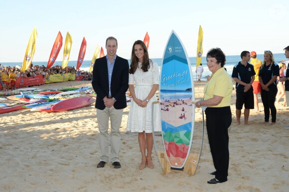 Le prince William et Kate Middleton, duc et duchesse de Cambridge, ont rencontré des surfeurs sur la plage de Manly à Sydney, le 18 avril 2014
