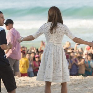 Le prince William et Kate Middleton, duc et duchesse de Cambridge, ont rencontré des surfeurs sur la plage de Manly à Sydney, le 18 avril 2014