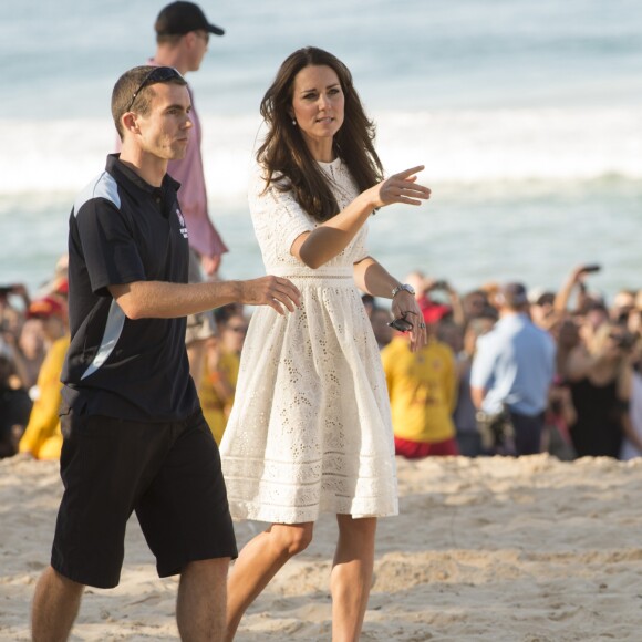Le prince William et Kate Middleton, duc et duchesse de Cambridge, ont rencontré des surfeurs sur la plage de Manly à Sydney, le 18 avril 2014