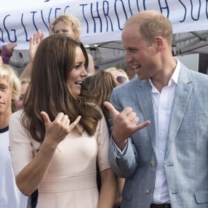 Le duc et la duchesse de Cambridge font le signe de Shaka. Kate Middleton et le prince William ont achevé leur journée d'activités publiques en Cornouailles, le 1er septembre 2016, sur la plage Towan, à Newquay, à l'occasion d'une session d'initiation au surf organisée par l'association Wave Project.