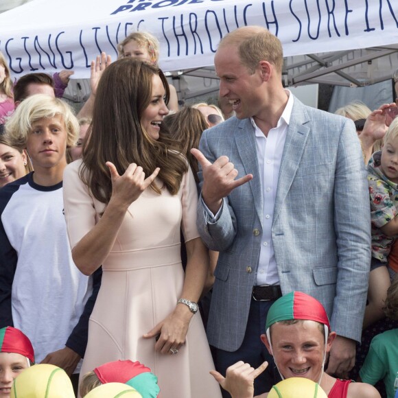 Le duc et la duchesse de Cambridge font le signe de Shaka. Kate Middleton et le prince William ont achevé leur journée d'activités publiques en Cornouailles, le 1er septembre 2016, sur la plage Towan, à Newquay, à l'occasion d'une session d'initiation au surf organisée par l'association Wave Project.