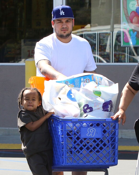 Rob Kardashian est allé faire du shopping chez Toy R Us avec King Cairo Stevenson, le fils de sa petite amie Blac Chyna à Calabasas, le 23 mars 2016