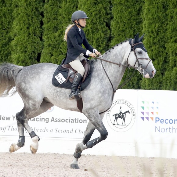 Mary-Kate Olsen participe au jumping "Hampton Classic Horse Show " sous les yeux de son mari Olivier Sarkozy à Bridgehampton près de New York le 1er septembre 2016. Elle a monté deux chevaux différents prénommés "Feu d'Amour" et "WKD Tokyo".