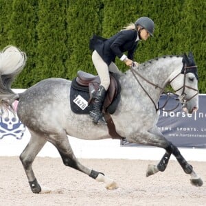 Mary-Kate Olsen participe au jumping "Hampton Classic Horse Show " sous les yeux de son mari Olivier Sarkozy à Bridgehampton près de New York le 1er septembre 2016. Elle a monté deux chevaux différents prénommés "Feu d'Amour" et "WKD Tokyo".
