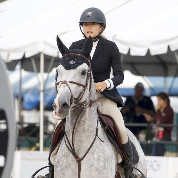 Mary-Kate Olsen participe au jumping "Hampton Classic Horse Show " sous les yeux de son mari Olivier Sarkozy à Bridgehampton près de New York le 1er septembre 2016. Elle a monté deux chevaux différents prénommés "Feu d'Amour" et "WKD Tokyo".