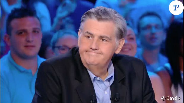 Pierre Ménès aminci sur le plateau du &quot;Canal Football Club&quot; sur Canal+. Le 28 août 2016.