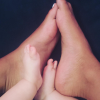 Amel Bent et les petits petons de sa fille Sofia, photo postée sur Instagram, mi-août 2016