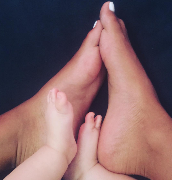 Amel Bent et les petits petons de sa fille Sofia, photo postée sur Instagram, mi-août 2016