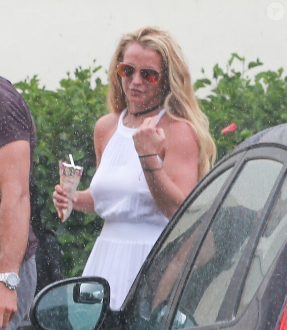 Britney Spears se promène à Hawaii, le 7 août 2016