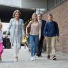 La reine Mathilde de Belgique accompagne ses enfants la princesse héritière Elisabeth (14 ans), le prince Gabriel (13 ans) et la princesse Eleonore (8 ans) le 1er septembre 2016 pour leur rentrée au Collège Sint-Jan Berchmans. Pendant ce temps-là, le roi Philippe accompagnait leur fils le prince Emmanuel à l'Institut Eureka de Kessel Lo, près de Louvain.