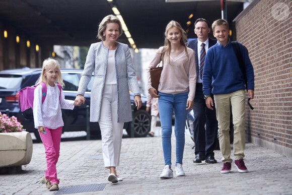 Mathilde de Belgique accompagne ses enfants la princesse héritière Elisabeth (14 ans), le prince Gabriel (13 ans) et la princesse Eleonore (8 ans) le 1er septembre 2016 pour leur rentrée au Collège Sint-Jan Berchmans. Pendant ce temps-là, le roi Philippe accompagnait leur fils le prince Emmanuel à l'Institut Eureka de Kessel Lo, près de Louvain.