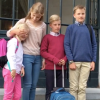 Image de la rentrée des classes de la princesse héritière Elisabeth (14 ans), du prince Gabriel (13 ans), du prince Emmanuel (10 ans) et de la princesse Eleonore (8 ans) de Belgique le 1er septembre 2016, qui posent ici au palais Laeken avant de se mettre en route, issue d'une vidéo publiée par la monarchie belge sur les réseaux sociaux.