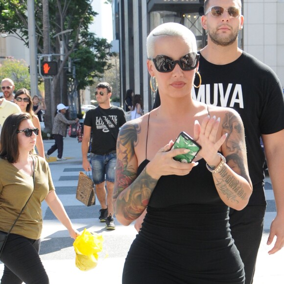 Amber Rose fait du shopping dans les rues de Beverly Hills, le 18 août 2016  Model Amber Rose is spotted out shopping in Beverly Hills, California on August 18, 2016. Amber's bodyguard was wearing a shirt with her nickname 'Muva' on the front18/08/2016 - Beverly Hills