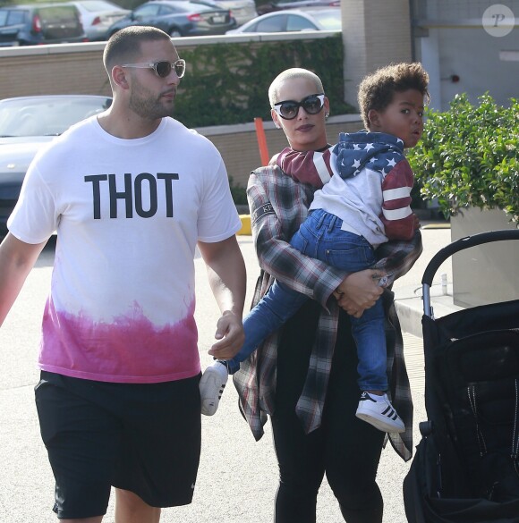Exclusif - Amber Rose se rend chez Barney's New York avec son fils à Los Angeles, le 12 juin 2016.  Please hide children's face prior to the publication - Exclusive - For Germany Call For Price - Model Amber Rose is spotted at Barney's New York in Los Angeles, California with her son and a male friend on June 12, 2016. Last week she celebrated her divorce settlement with her now ex-husband, Wiz Khalifa, at a strip club, stating that they weren't cheering on their divorce, but rather celebrating their love for each other.12/06/2016 - Los Angeles