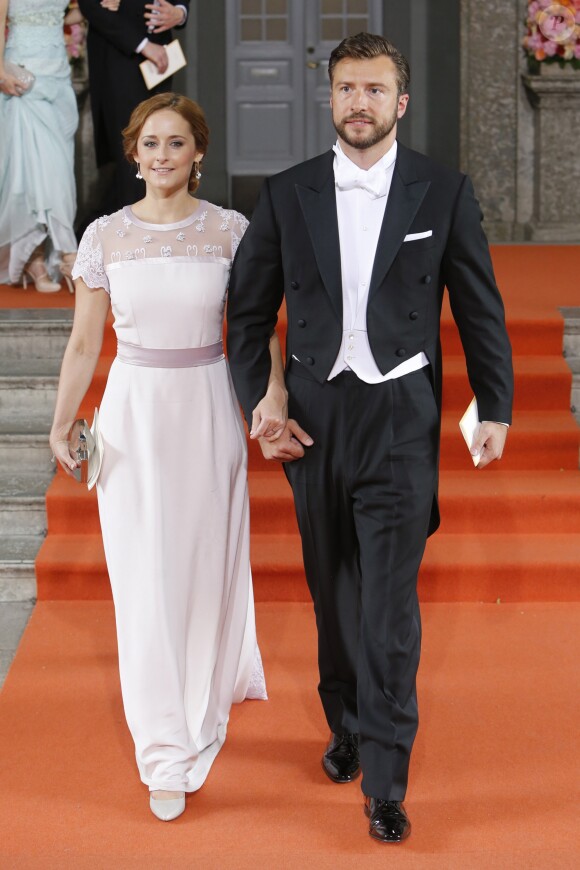 Lina Hellqvist, soeur de la princesse Sofia ici avec son compagnon Jonas Frejd lors du mariage de Sofia et de Carl Philip le 13 juin 2015, a été désignée marrine du prince Alexander, baptisé le 9 septembre 2016.