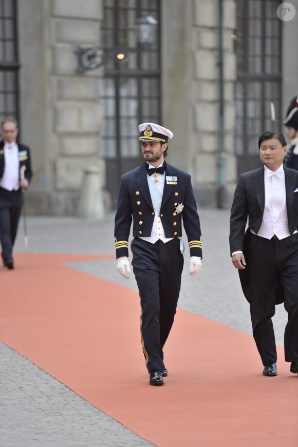 Le prince Carl Philip de Suède lors de son mariage le 13 juin 2015, avec à ses côtés son meilleur ami et témoin Jan-Ake Hansson, qui a été désigné parrain du prince Alexander, baptisé le 9 septembre 2016.