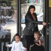 Kim Kardashian, sa fille North West et sa nièce Penelope à Tarzana, le 28 mai 2015.