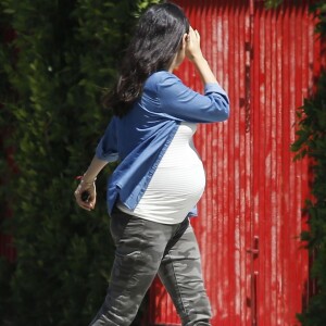 Mila Kunis très enceinte se balade dans les rues de Los Angeles, le 9 septembre 2016