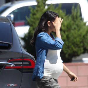 Mila Kunis très enceinte se balade dans les rues de Los Angeles, le 9 septembre 2016