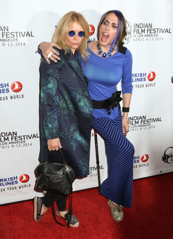 Rosanna Arquette et Alexis Arquette lors de l'ouverture du festival du film indien 2014 avec la projection du film "Sold" aux ArcLight Cinemas à Hollywood, le 8 avril 2014. L'actrice transgenre est morte à 47 ans le 11 septembre 2016.