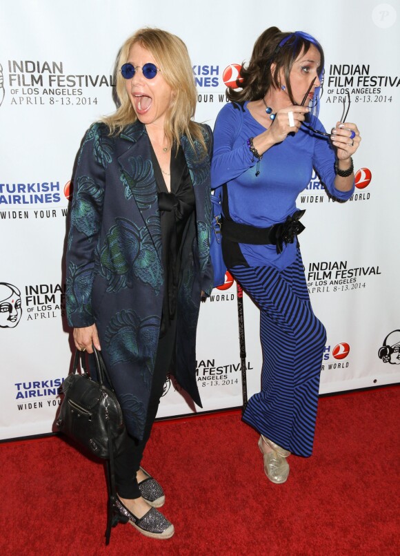 Rosanna Arquette et Alexis Arquette lors de l'ouverture du festival du film indien 2014 avec la projection du film "Sold" aux ArcLight Cinemas à Hollywood, le 8 avril 2014. L'actrice transgenre est morte à 47 ans le 11 septembre 2016.