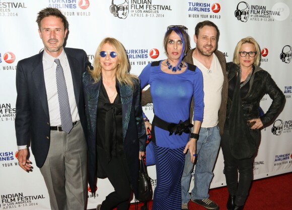 Alexis Arquette entourée de ses frères et soeurs David Arquette, Rosanna Arquette, Richmond Arquette et Patricia Arquette lors de l'ouverture du festival du film indien 2014 avec la projection du film "Sold" aux ArcLight Cinemas à Hollywood, le 8 avril 2014.
