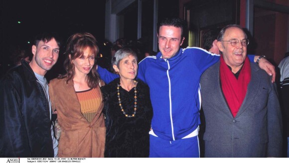 Alexis Arquette, Rosanna Arquette et David Arquette avec leurs parents Marti et Lewis en janvier 1997 à Hollywood lors d'une avant-première. L'actrice transgenre est morte à 47 ans le 11 septembre 2016.