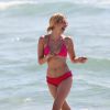 Emma Roberts en vacances sur la plage à Miami, le 14 juillet 2016.
