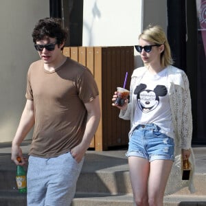 Exclusif - Emma Roberts et son compagnon Evan Peters font un stop chez Coffee Bean à West Hollywood le 18 Mars 2016.