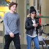 Emma Roberts et son petit ami Evan Peters se promènent dans les rues de New York, le 13 avril 2015