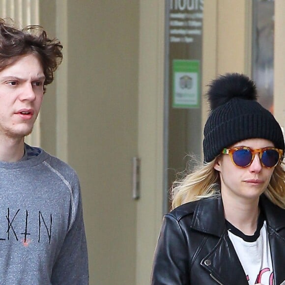 Emma Roberts et son petit ami Evan Peters se promènent dans les rues de New York, le 13 avril 2015