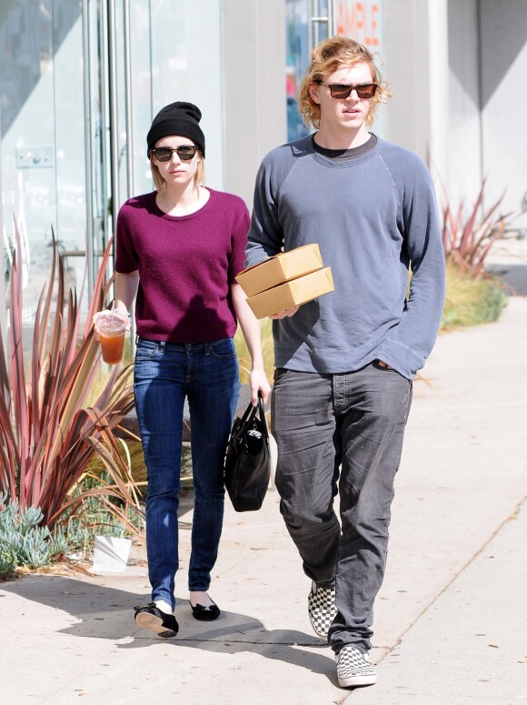 Emma Roberts et Evan Peters sont allés déjeuner à Los Angeles, le 20 mars 2014