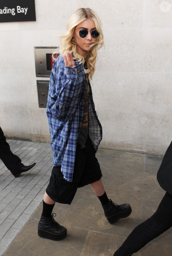 Taylor Momsen arrive dans les studios de la BBC Radio 1 à Londres. Le 12 juin 2014