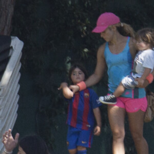 Shakira et son compagnon Gerard Piqué sortent jouer au tennis avec leurs enfants Milan et Sasha à Barcelone le 3 septembre 2016.