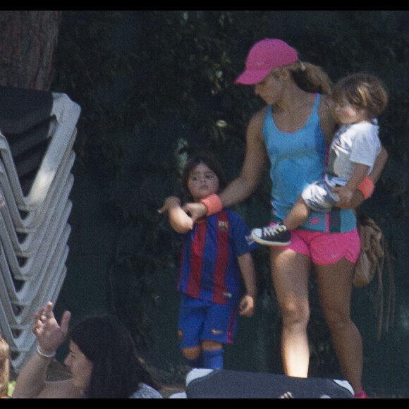 Shakira et son compagnon Gerard Piqué sortent jouer au tennis avec leurs enfants Milan et Sasha à Barcelone le 3 septembre 2016.