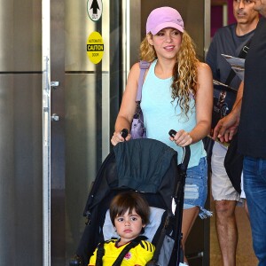 Shakira avec son mari Gerard Piqué et leurs enfants Milan et Sasha, arrivent à l'aéroport de Miami, le 6 juillet 2016.