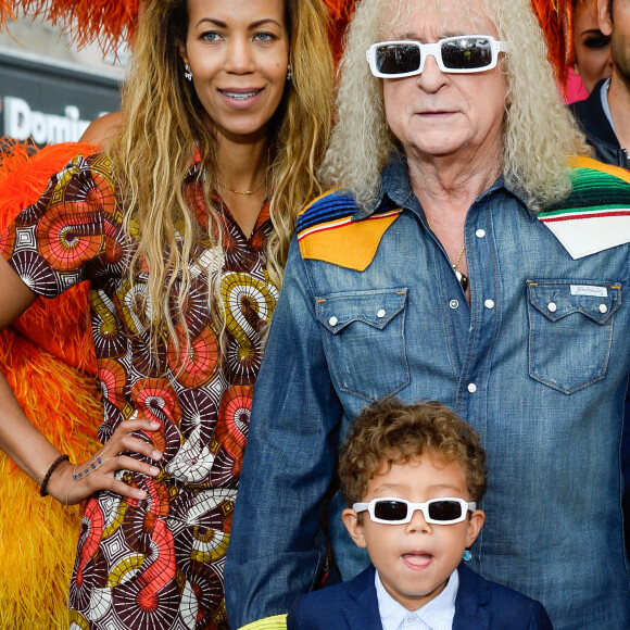 Michel Polnareff, sa compagne Danyellah et leur fils Louka - Le chanteur français Michel Polnareff fête son 72ème anniversaire en présence des danseuses du Moulin-Rouge et donne le départ de la deuxième étape de la 103ème édition de la course cycliste du tour de France le 3 Juillet 2016, entre Saint-Lo et Cherbourg-en-Cotentin, en Normandie. © Coadic Guirec