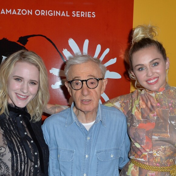 Rachel Brosnahan, Woody Allen et Miley Cyrus lors de la première de Crisis in Six Scenes au Crosby Street Hotel à New York le 15 septembre 2016.