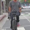 Exclusif - Josh Brolin fait du vélo les mains dans les poches avec sa fiancée Kathryn Boyd avant de rejoindre une amie pour boire un café à Venice, le 13 avril 2016.